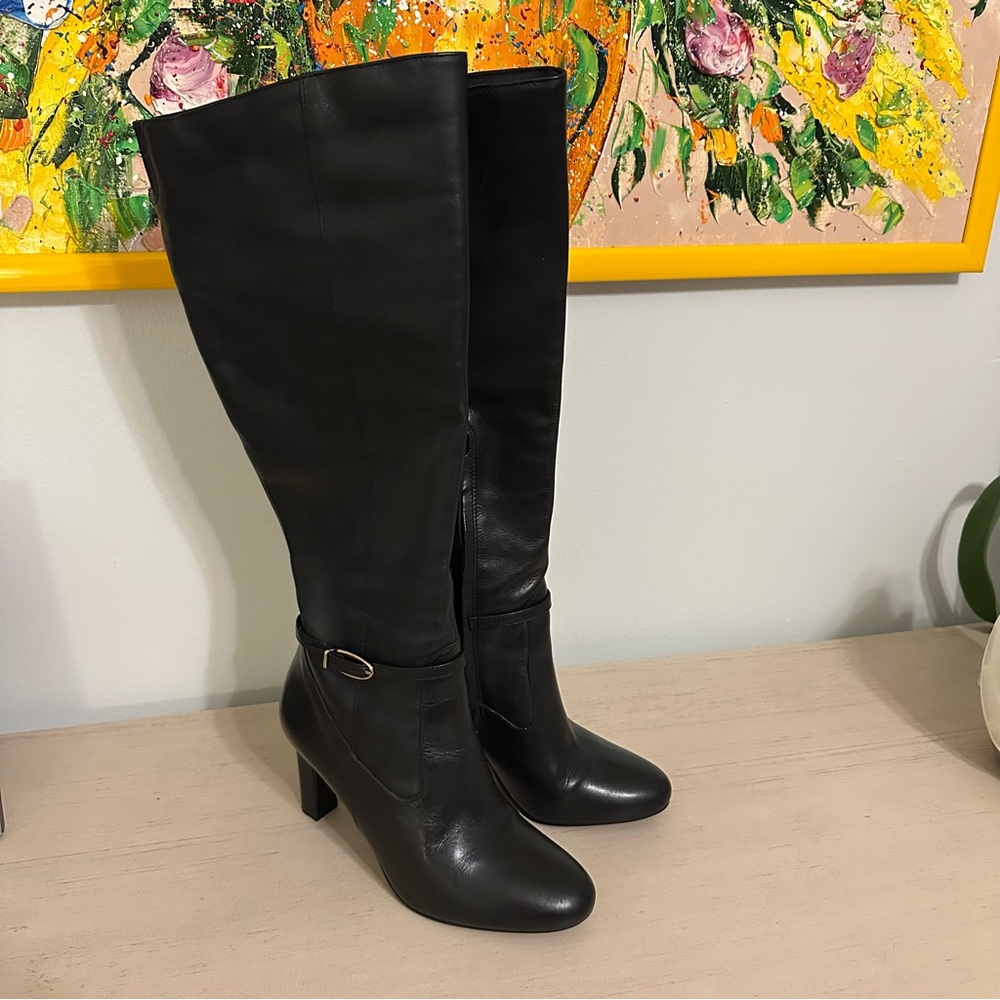 Sleek Black Heeled Boots with Timeless Design